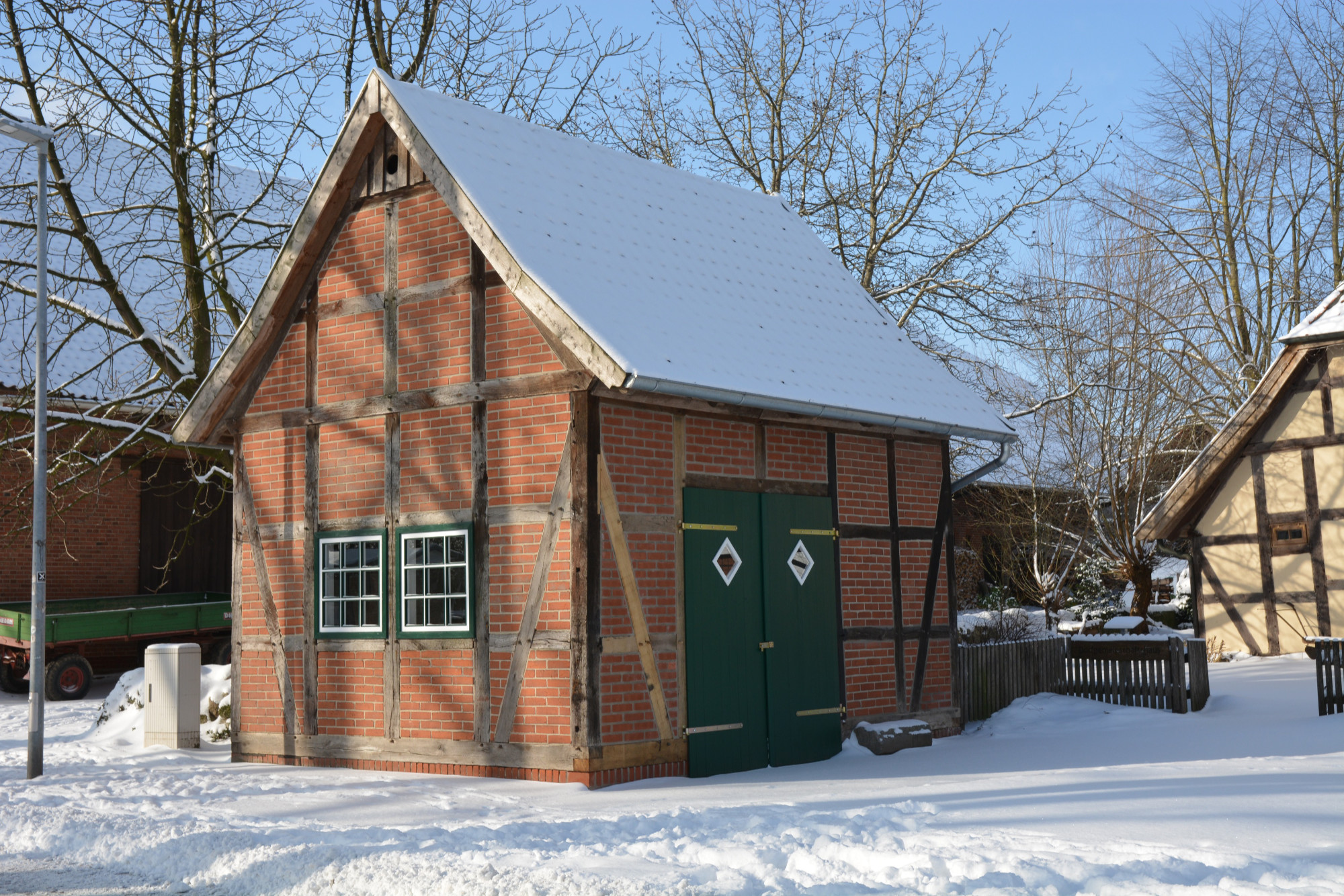 Fachwerkspeicher im Februar 2021 (Dorfgemeinschaftshaus im Hintergrund rechts); Foto: Andreas Stünkel