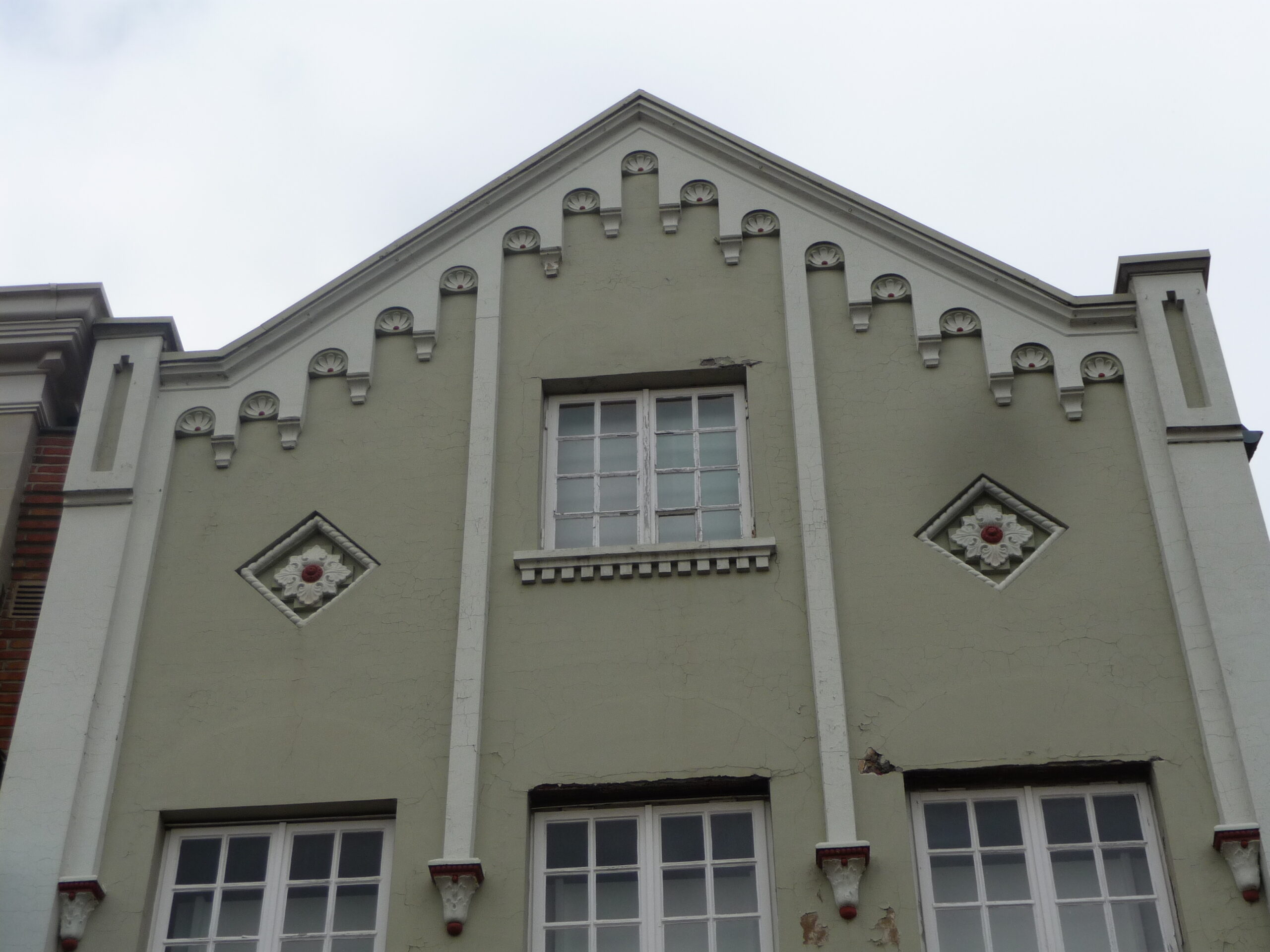 Leer: Anstelle des quadratischen Fensters werden die ursprünglich vorhandenen zwei Rundbogenfenster wieder hergestellt; Fotograf: Oliver Freise