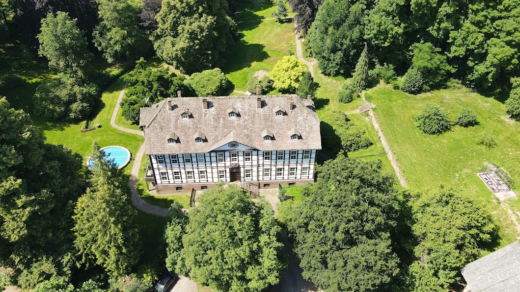 Friedrichshausen: Das Herrenhaus mit Sandsteindach vor der Restaurierung; Fotograf: Jobst v. Garmissen