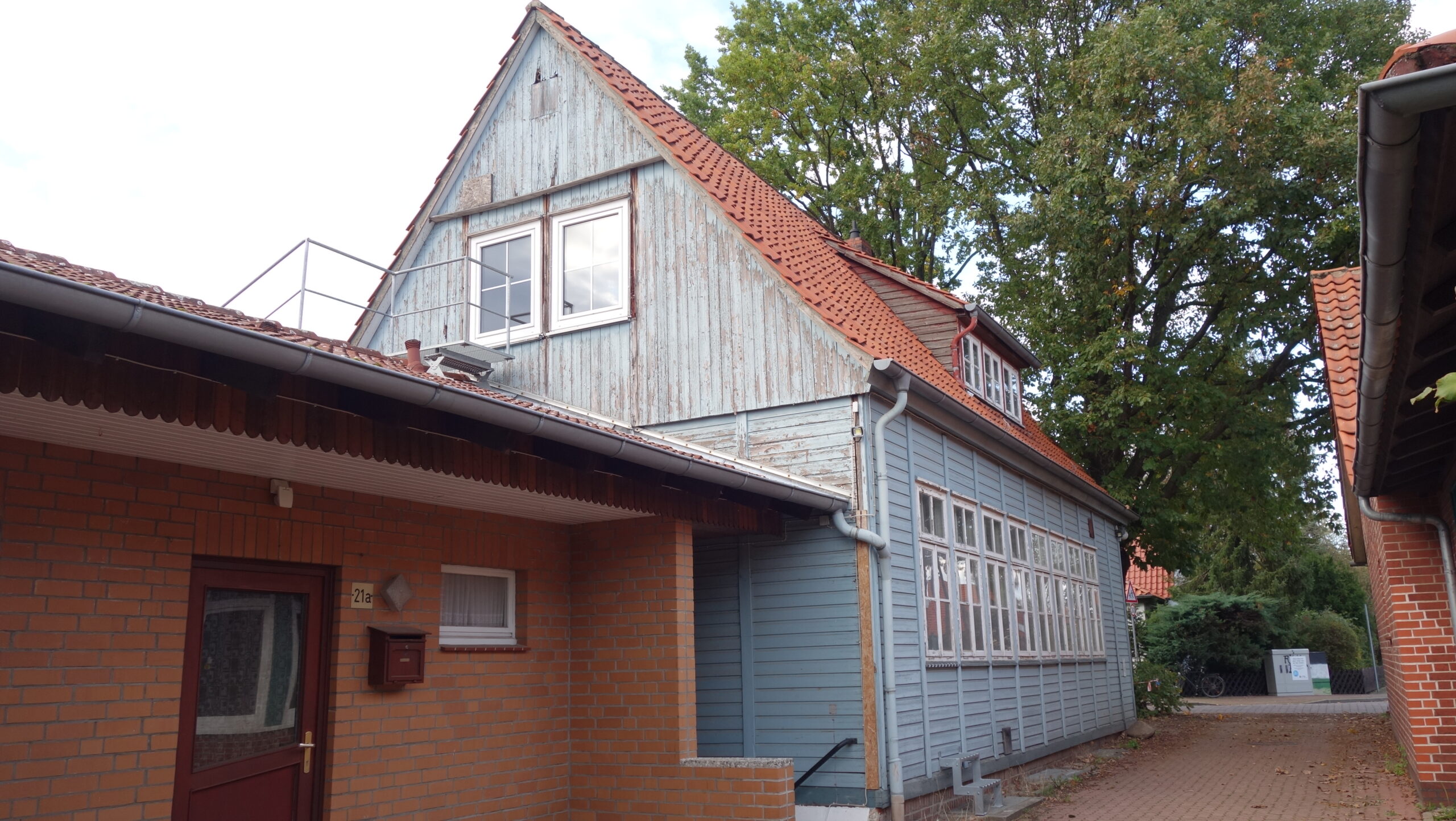 Dollbergen: Die Rückseite des blauen Hauses mit späterem Anbau; Fotograf: Henning Schulze