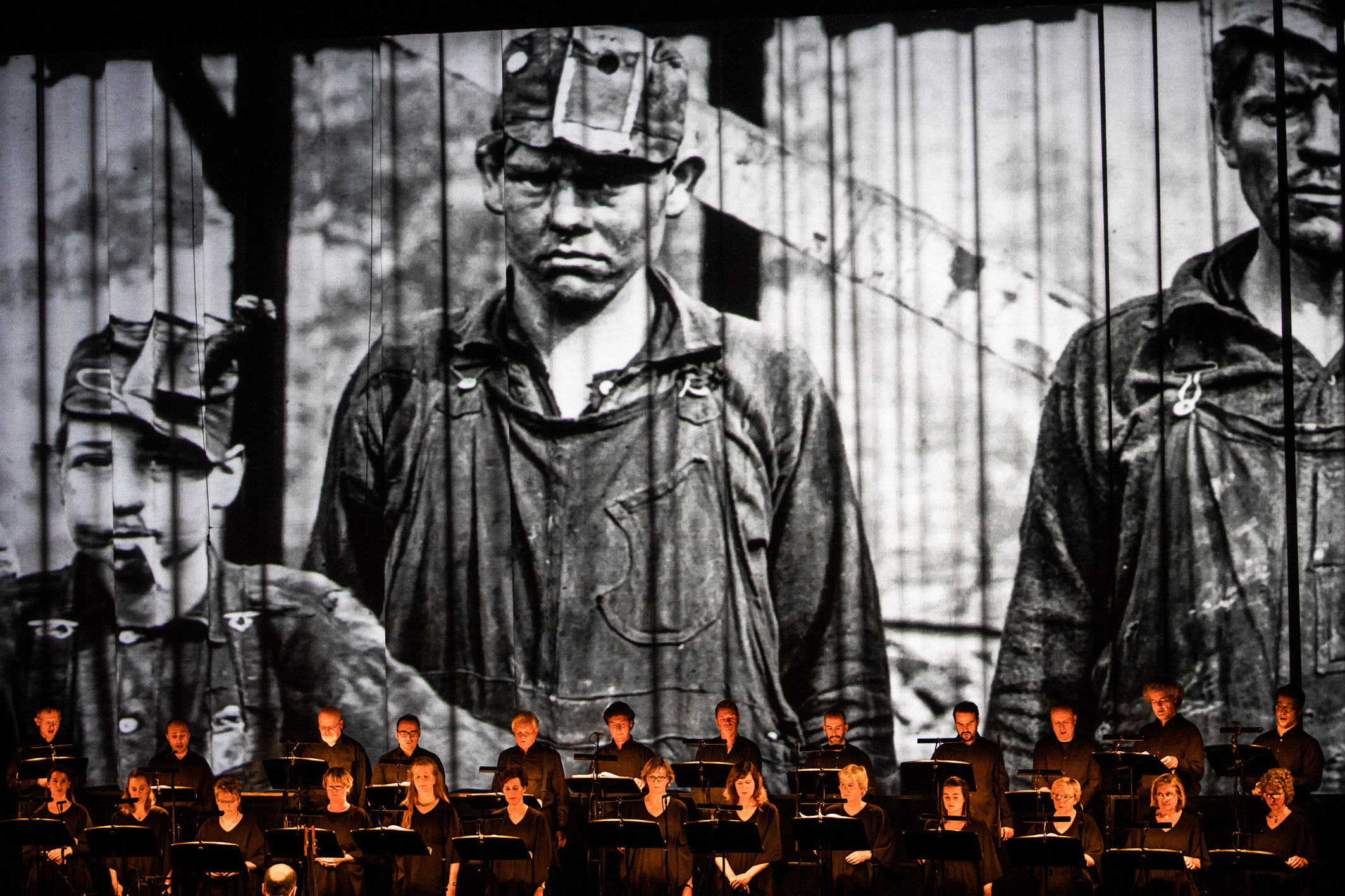 33. Niedersächsische Musiktage, "Abschlusskonzert: Die im Dunkeln hört man doch". Ensemblemitglieder der Staatsoper Hannover und Musiker des Niedersächsischen Staatsorchesters Hannover, Eduardo Strausser (Leitung) NDR Chor, Bang on a Can All-Stars, Ralf Sochaczewsky (Leitung) Daniele di Bonaventura und Band’Union, 29.09.2019, Staatsoper Hannover, Foto: Helge Krückeberg