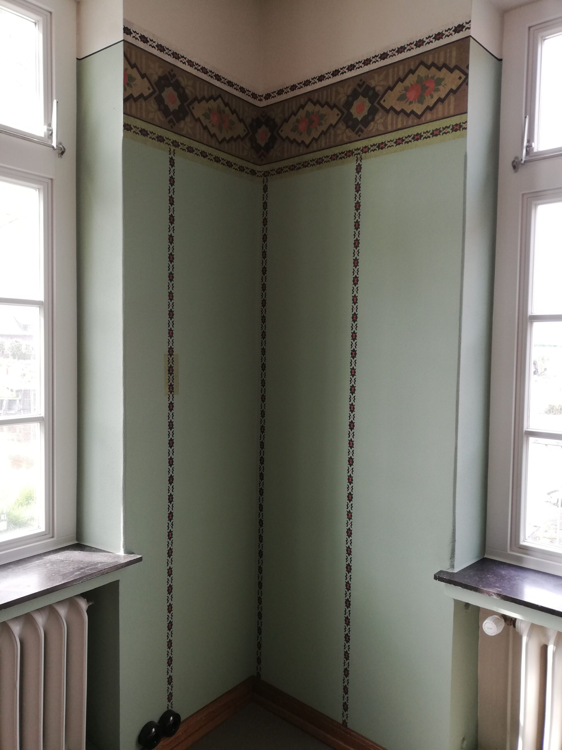 Nordwestliche Raumecke des Photo: Alex Delfanne Wohnzimmers mit freigelegtem und retuschiertem Rosendekor sowie rekonstruierter senkrechter Bänderung; Foto: Ruth Reisenauer (DSHM)