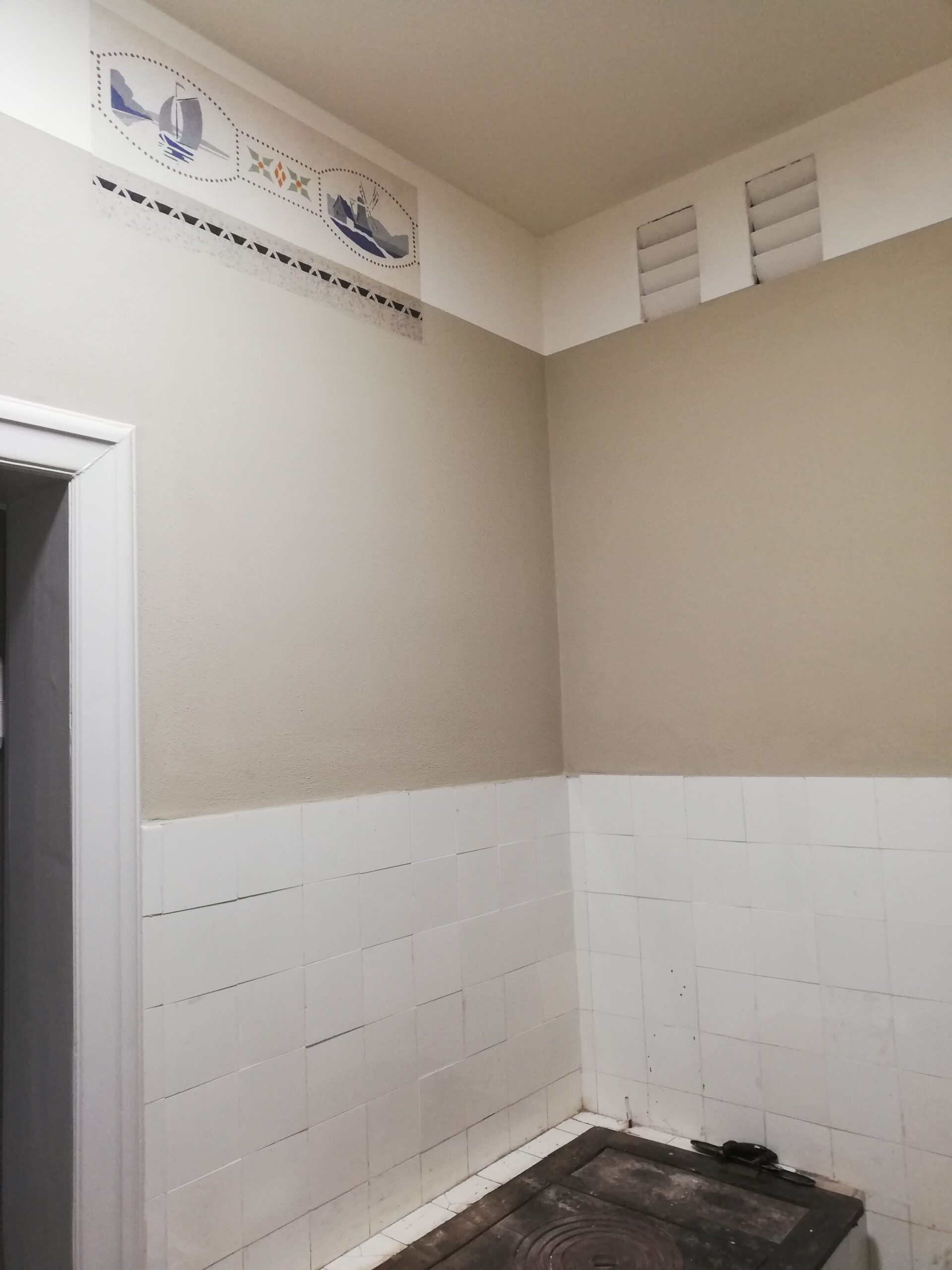 Wandmotiv in der ehemaligen Küche – unten ist noch ein erhaltener Stangenofen sichtbar – mit Schiffs- und Mühlenmotiv; Foto: Ruth Reisenauer (DSHM)