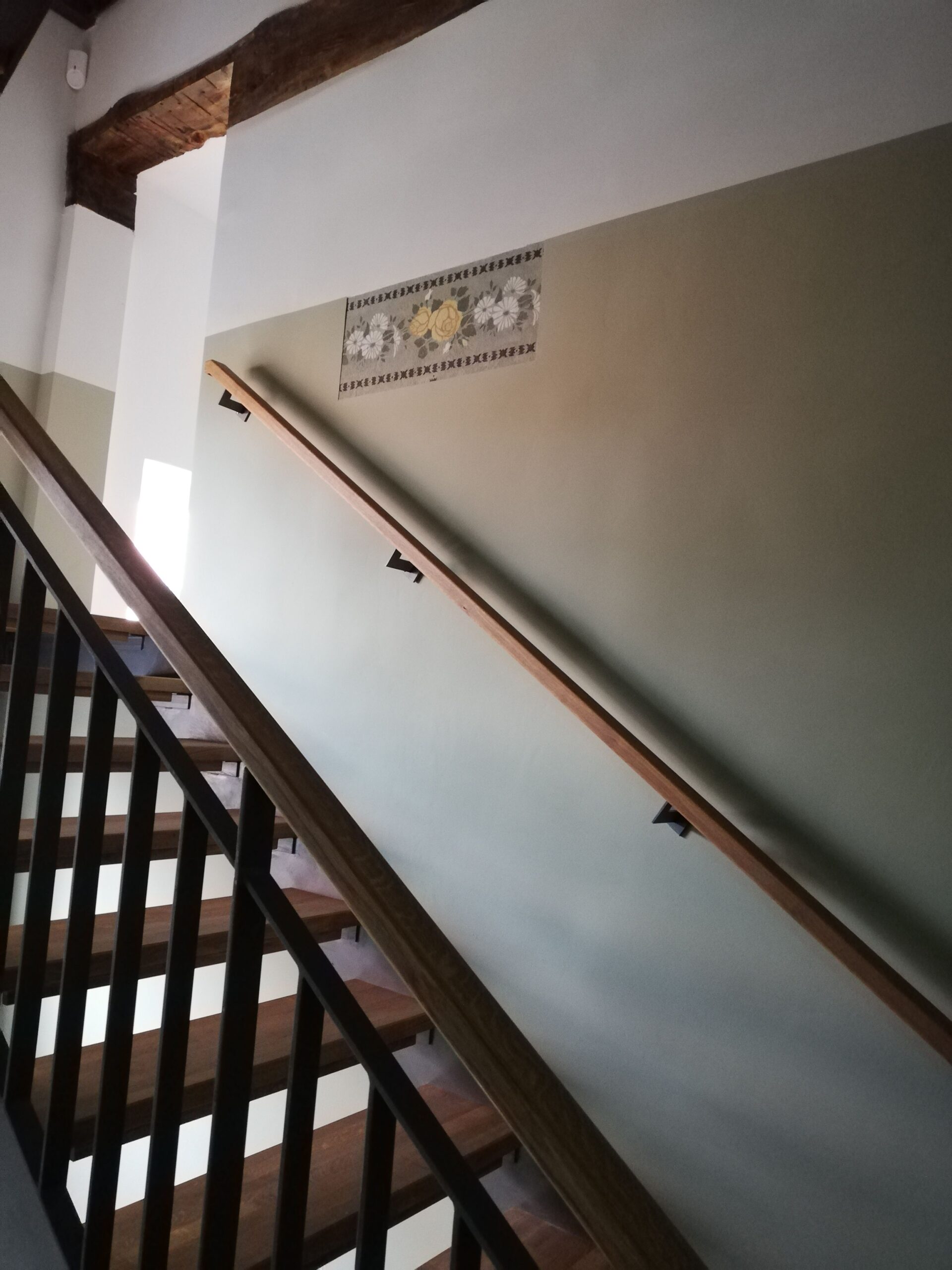 freigelegtes Blumendekor aus Rosen und Margeriten im früheren Eltern-Schlafzimmer, jetzt Treppenhaus neben dem neu eingebauten Aufzug; Foto: Ruth Reisenauer (DSHM)