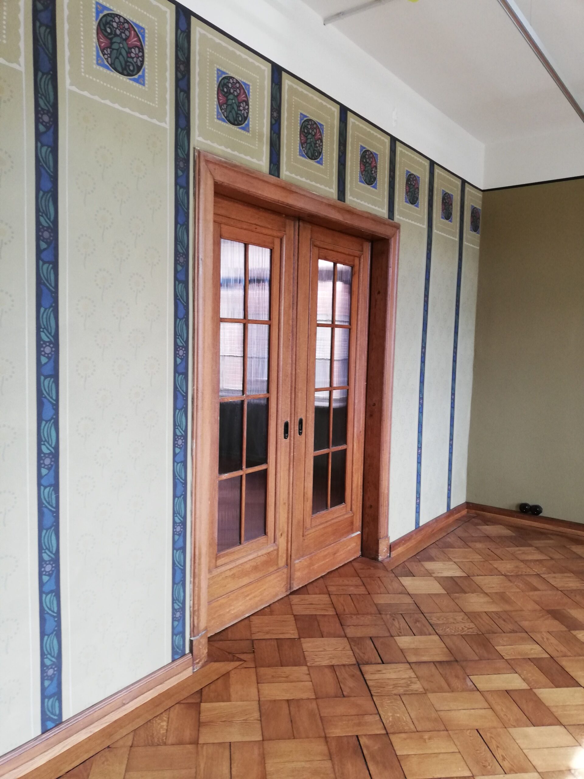 Rekonstruierte Schablonenmalerei an einer ganzen Wandfläche im ehemaligen Herrenzimmer. Dieser Raum wird künftig als Marie-Ulfers-Zimmer in Leben und Werk der Heimatschriftstellerin Marie Ulfers (1888-1960) einführen, die mit dem Roman „Windiger Siel“ ihrem Heimatort Carolinensiel ein literarisches Denkmal hinterlassen hat; Foto: Ruth Reisenauer (DSHM)