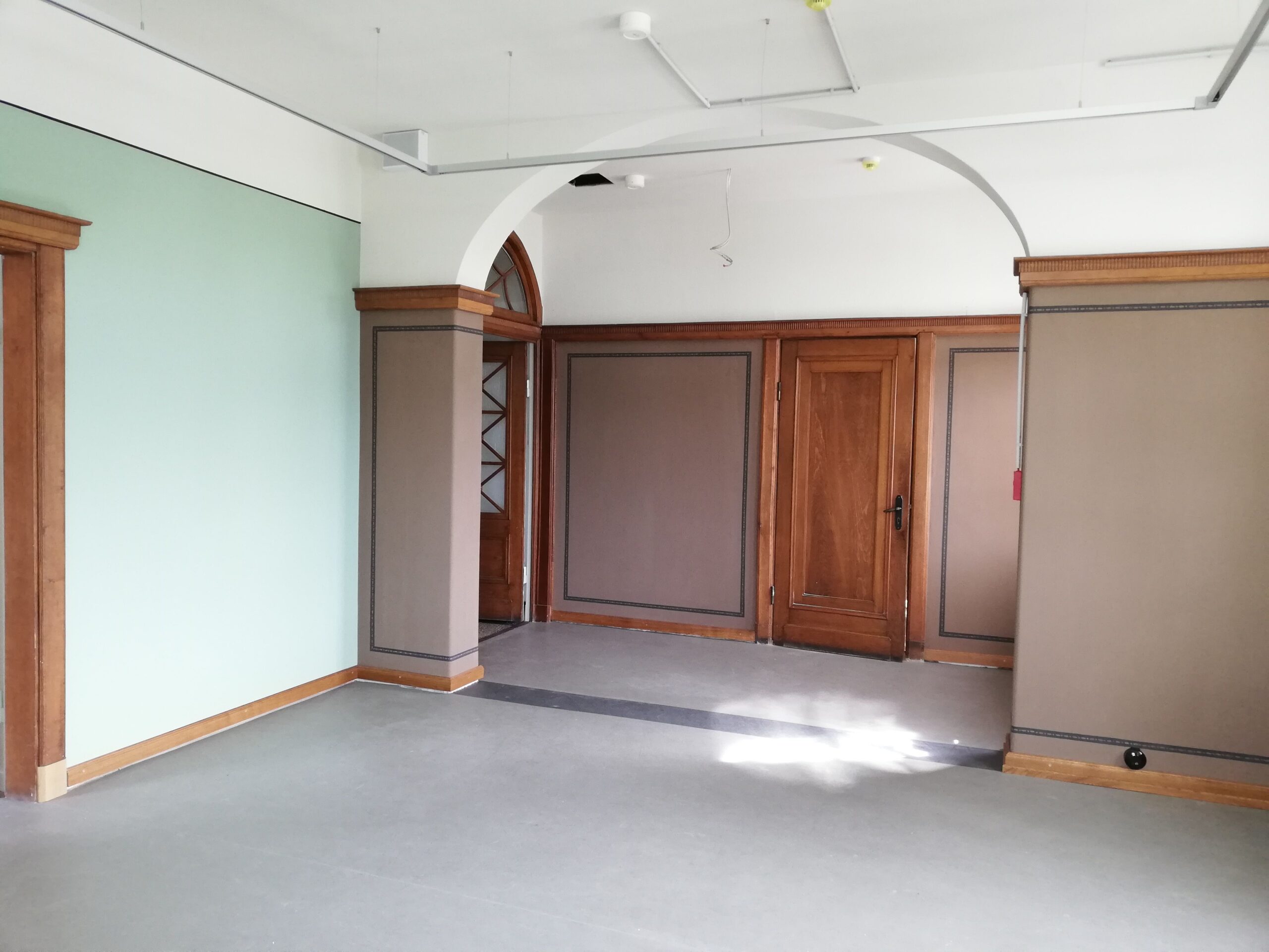 Die braunen Farbflächen mit umlaufendem Banddekor markieren den Eingangsbereich des Groot Hus‘ und harmonieren mit den Holzakzenten von Türen, Fußleisten und Wandfries; Foto: Ruth Reisenauer (DSHM)