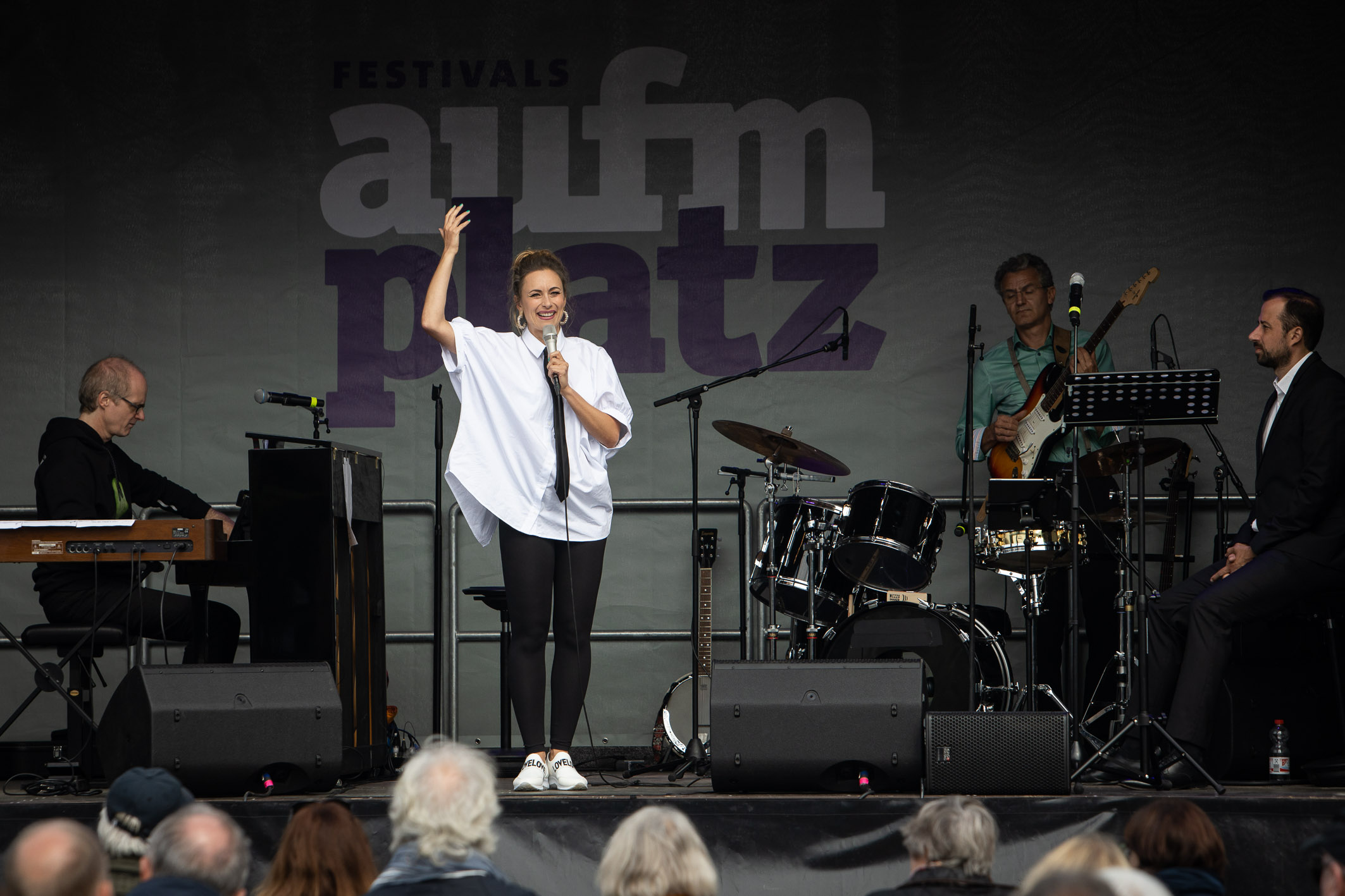 Festivals "Aufm Platz", 06.09.2020, Marktplatz Quakenbrück, "Killer Instincts" mit Sarah Maria Sun (Stimme), Jan Philip Schulze (Klavier & Jazzorgel), Hubert Steiner (Gitarre & Schlagzeug), Silvester von Hößlin (Lesung), Foto: Helge Krückeberg