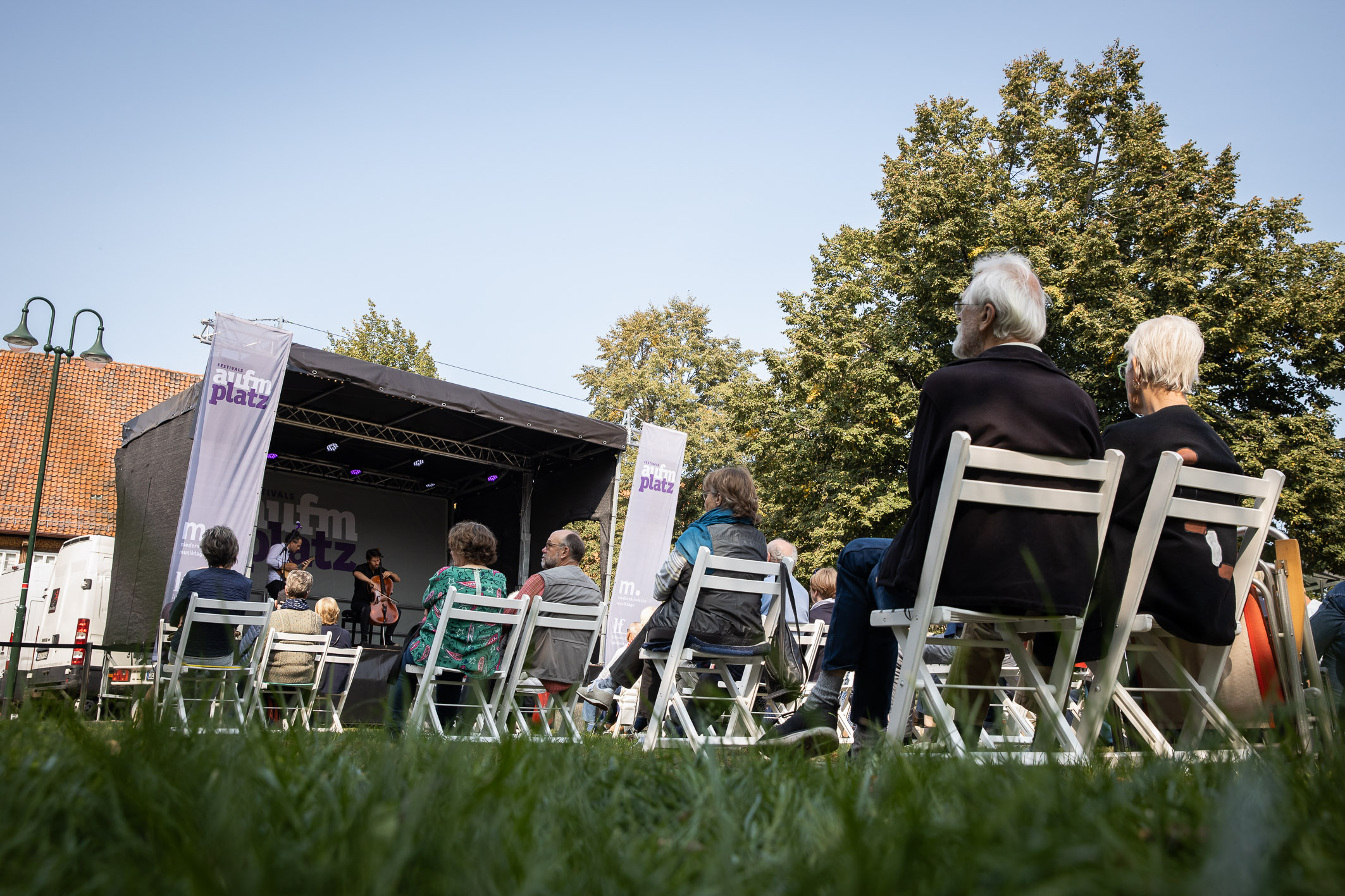 Festivals "Aufm Platz", 12.09.2020, Münsterplatz Northeim, "Karte statt Navi", mit Johann von Bülow (Lesung) und BartolomeyBittmann, Matthias Bartolomey (Violoncello), Klemens Bittmann (Violine & Mandola), Foto: Helge Krückeberg
