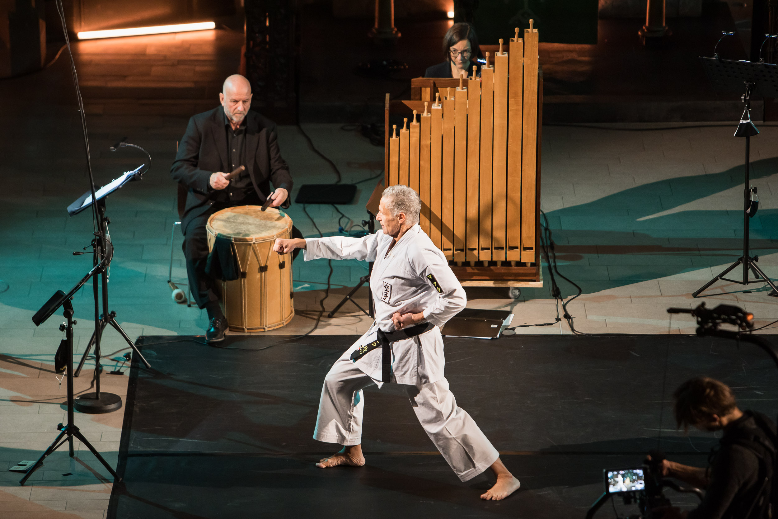 20.10.2020, Sonderkonzert "Atemübungen" der Niedersächsischen Musiktage, Christuskirche Hannover, NDR Chor a cappella unter der Leitung von Klaas Stok, Tabea Zimmermann (Bratsche), Kinan Azmeh (Klarinette) & Florian Weber (Klavier), Capella de la Torre (Ensemble für Bläsermusik der frühen Neuzeit) & Maurizio Castrucci (Karateka). Foto: Helge Krückeberg