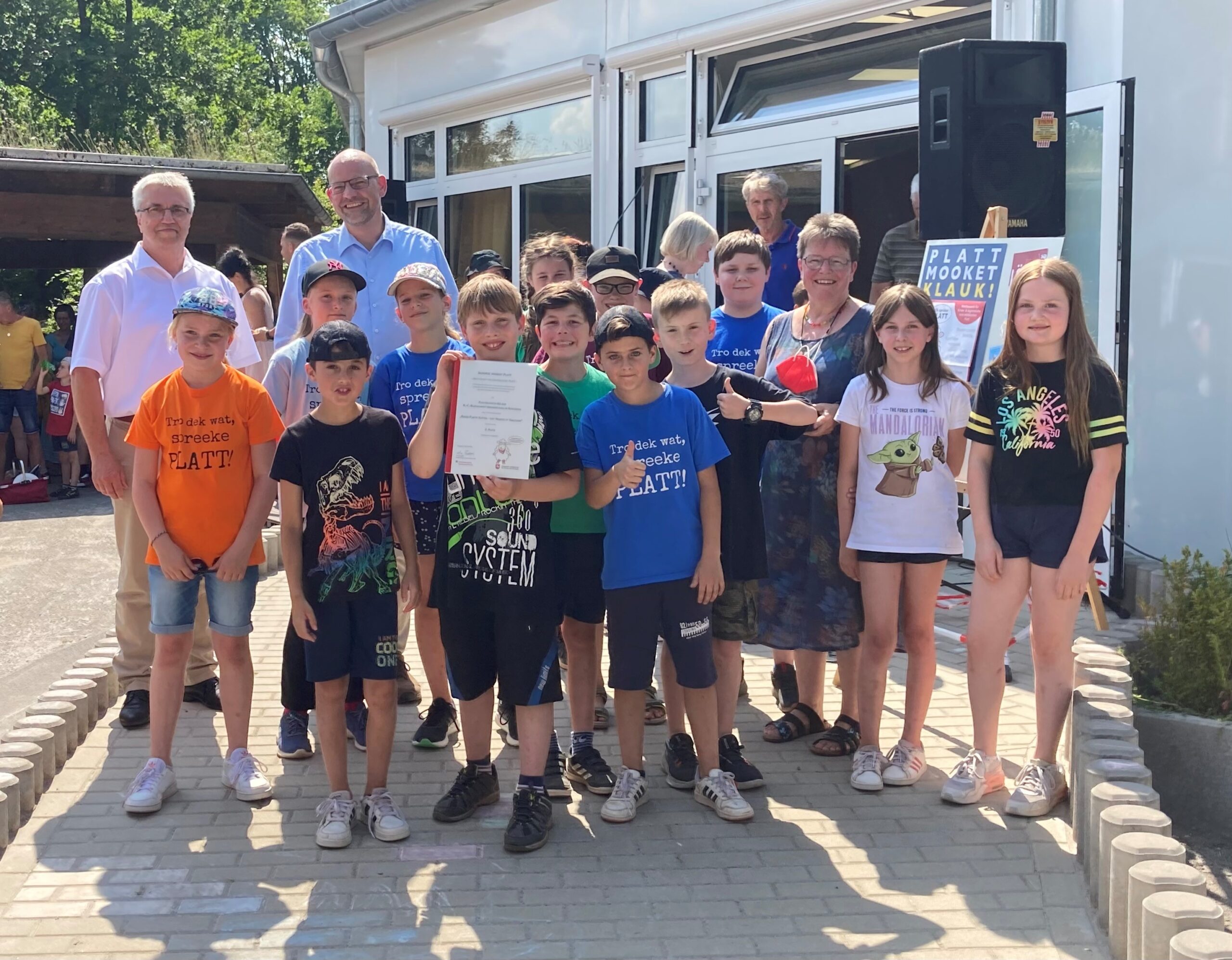 Die Plattdeutsch-AG der Heinrich-Christian-Burckhardt-Grundschule in Adelebsen freut sich mit ihrer Lehrerin Annette Rummenhohl und (von links) Ulrich Meyer (Sparkasse Göttingen) und Arne Butt (Niedersächsische Sparkassenstiftung) über den 2. Platz; Foto: Andreas Kompart