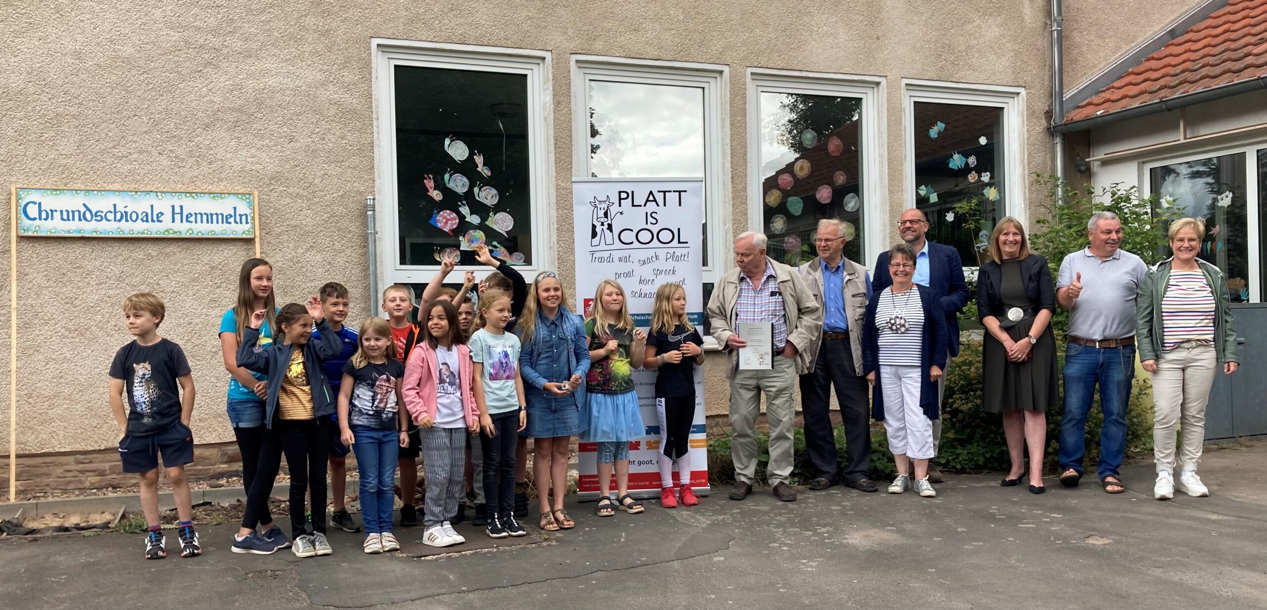 Sieger im diesjährigen Wettbewerb ist die Plattdeutsch-AG der Grundschule Hemeln mit ihrem Film „De Iulnspeijel in Hemmeln“. Mit den Schülerinnen und Schülern freuen sich (von links) die Plattdeutschbetreuer Bernhard Peters und Willi Pape, Annette Rummenhohl (RLSB), Arne Butt (Niedersächsische Sparkassenstiftung), Gabriele Schuster (Sparkasse Göttingen), Ortsbürgermeister Thomas Baake und die Lehrerin Michaela Baake; Foto: Andreas Kompart