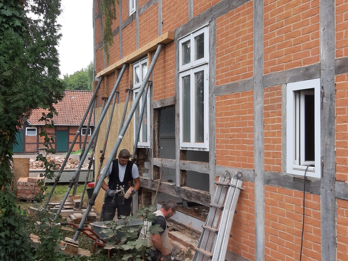 Südwand während der Sanierung, Foto: Gisela Weier