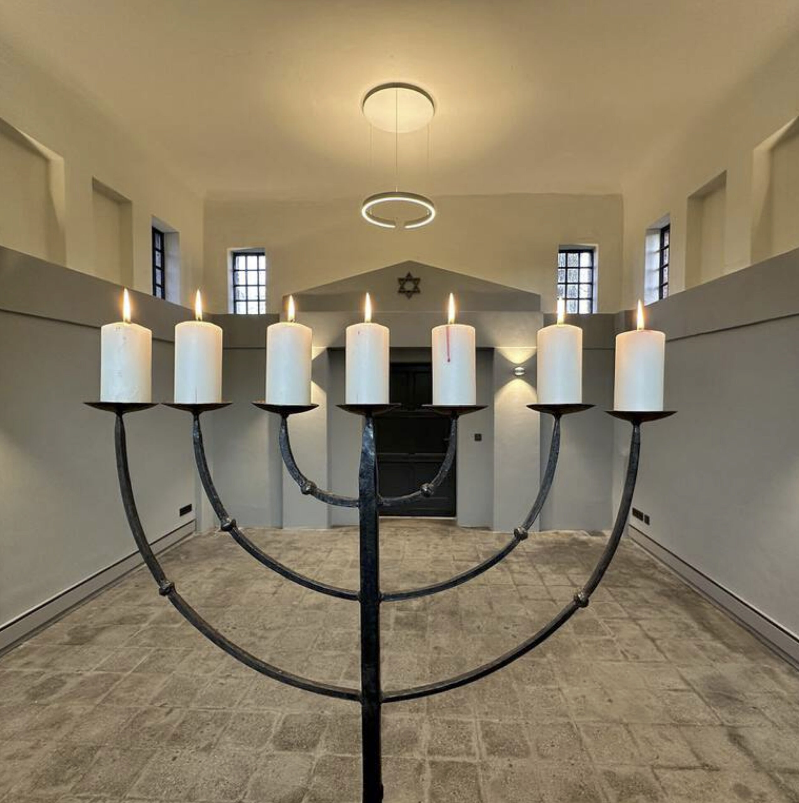 Jüdischer Fiedhof Lüneburg - Innraum der sanierten Trauerhalle mit Menora, Foto: GCJZ-LG, Hans-Joachim Boldt, Lüneburg