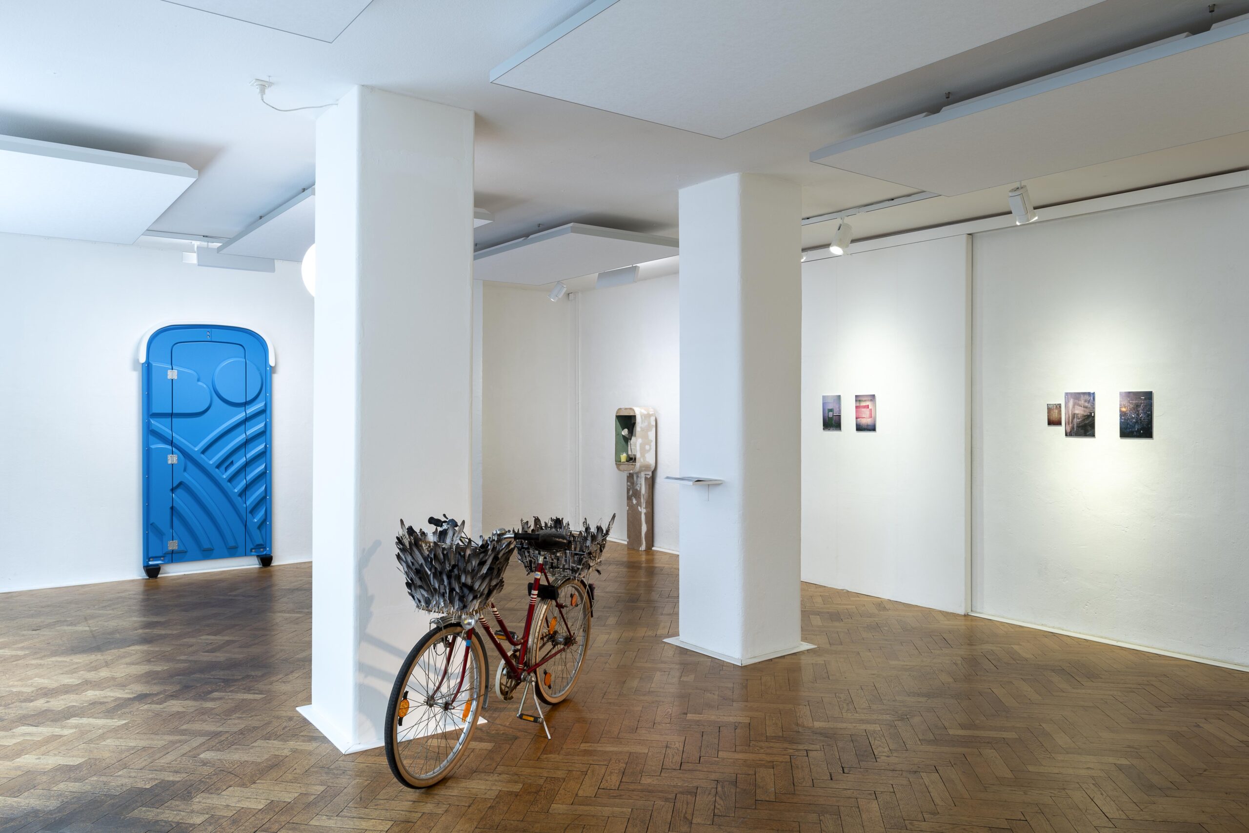 Ausstellungsansicht "fly away / walking in the sunshine" von Sven-Julien Kanclerski, fotografiert von Henner Rosenkranz, 18.09.2023 im gemeinnützigen Kunstverein Galerie BOHAI e. V., Schwarzer Bär 6, 30449 Hannover.