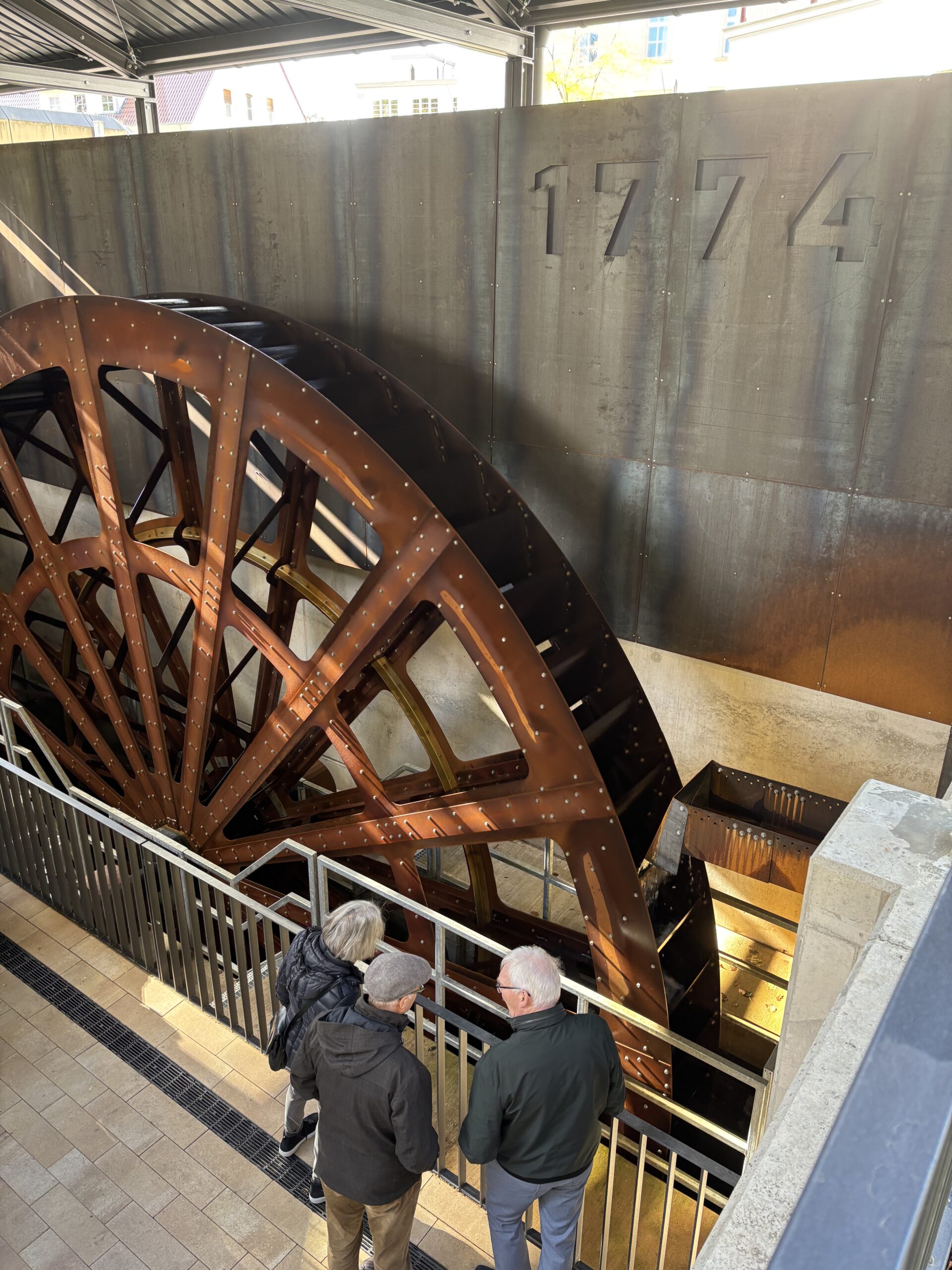 Blick auf das rekonstruierte Wasserrad in Bad Rothenfelde (Foto: Lisa Knemeyer, Sparkasse Osnabrück)