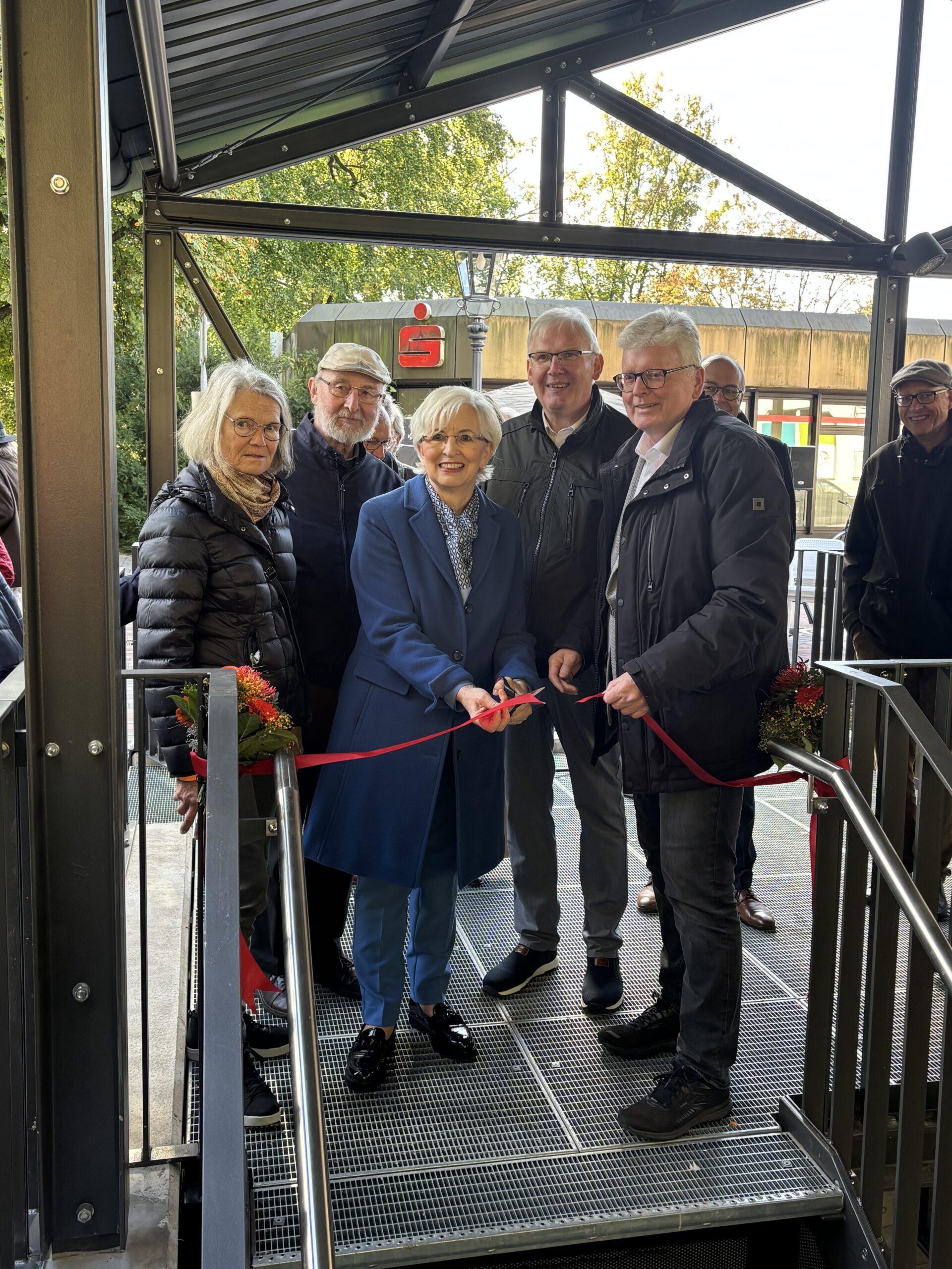 Eröffnung am 11. Oktober 2024 durch Angela Damhorst (Vorsitzende des Fördervereins) und Klaus Rehkämper (Bürgermeister von Bad Rothenfelde) (Foto: Lisa Knemeyer, Sparkasse Osnabrück)