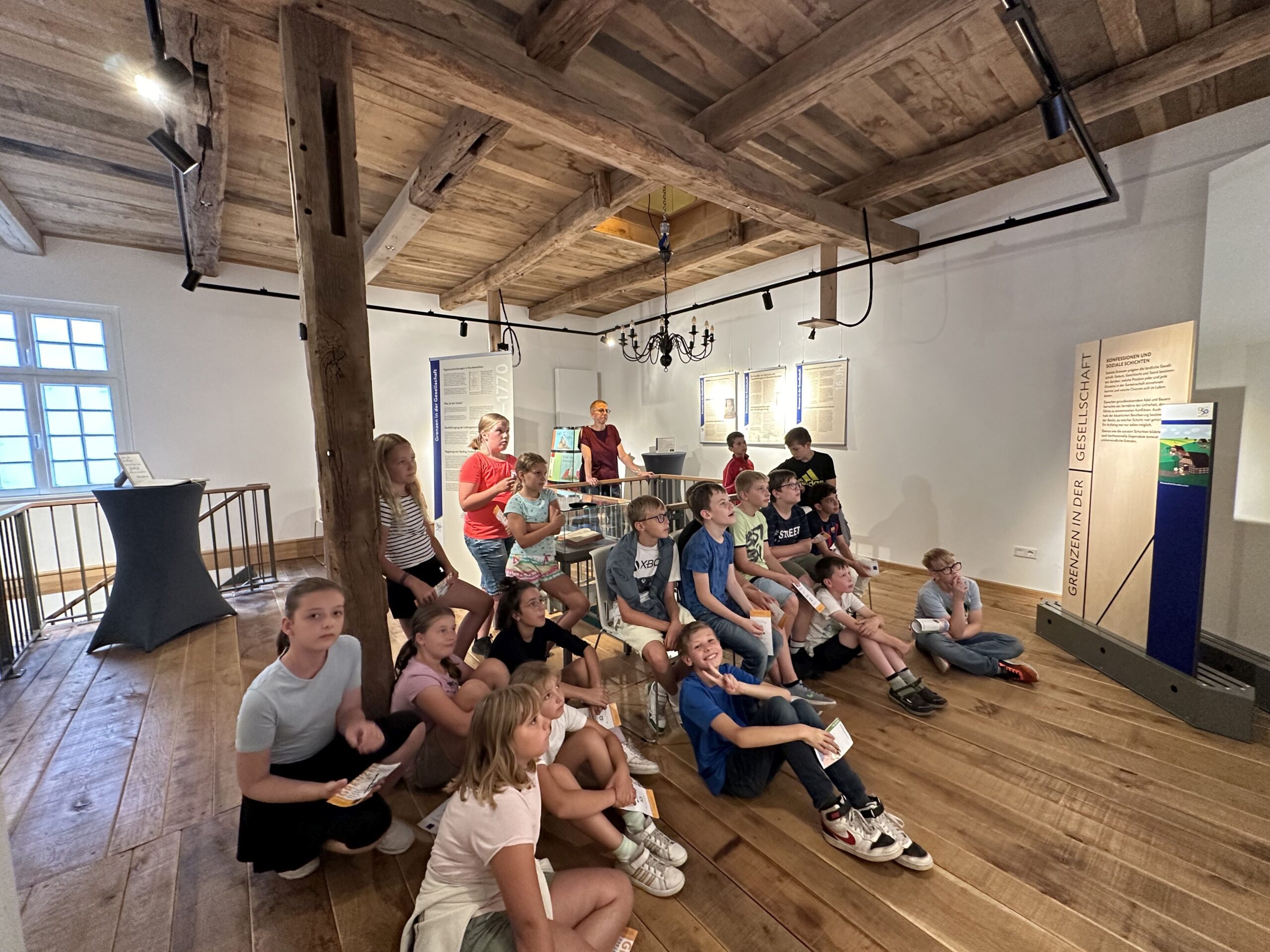 Besichtigung Ausstellung 950 Jahrfeier durch Oberschulklasse, Foto: Dieter Heimsath