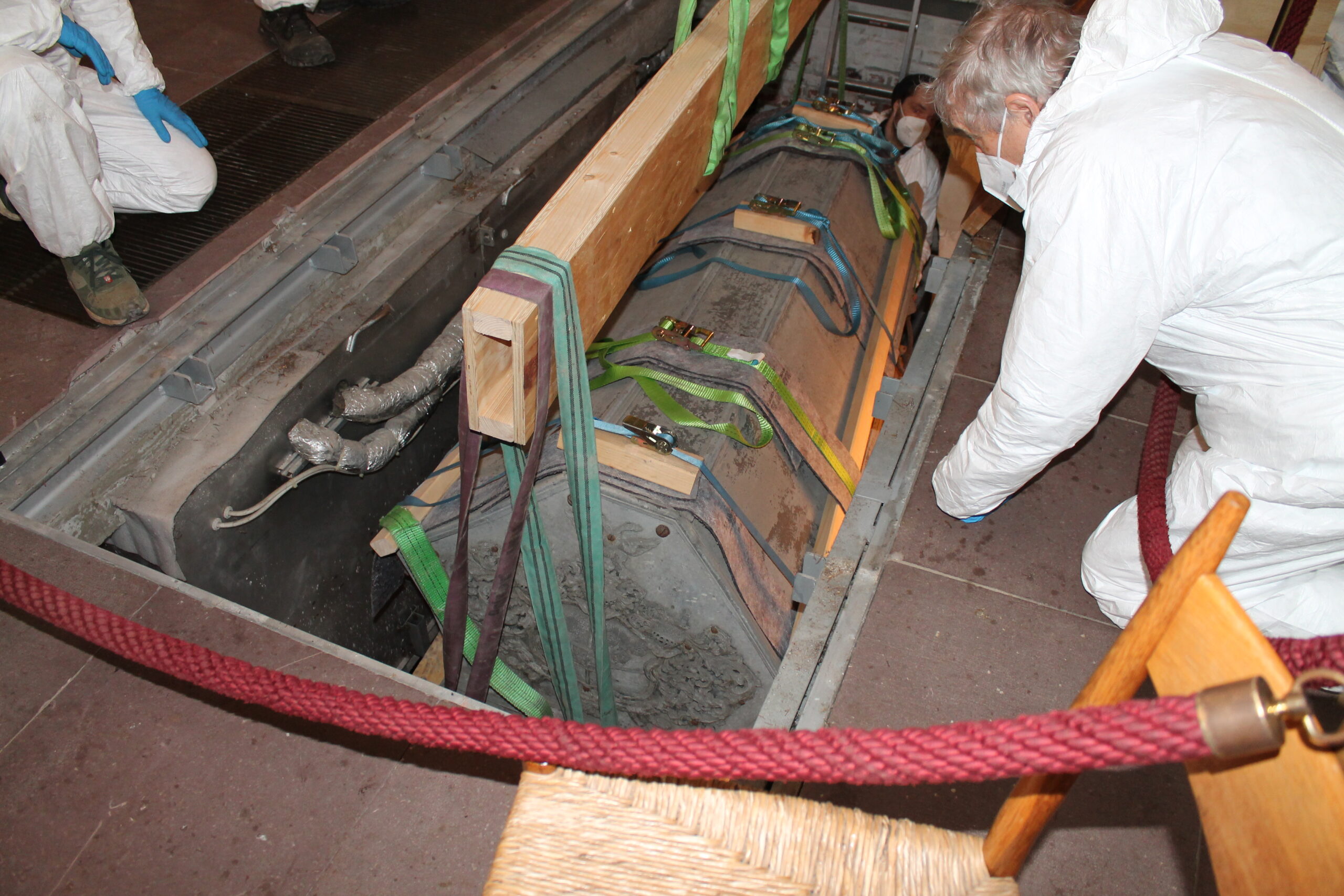 Mit Hilfe eines Krans wurden die Sarkophage aus der Gruft gehoben, Foto: Klaus Engler